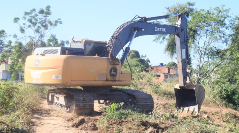 Prefeitura realiza limpeza do Canal da Malária em Senhor do Bonfim